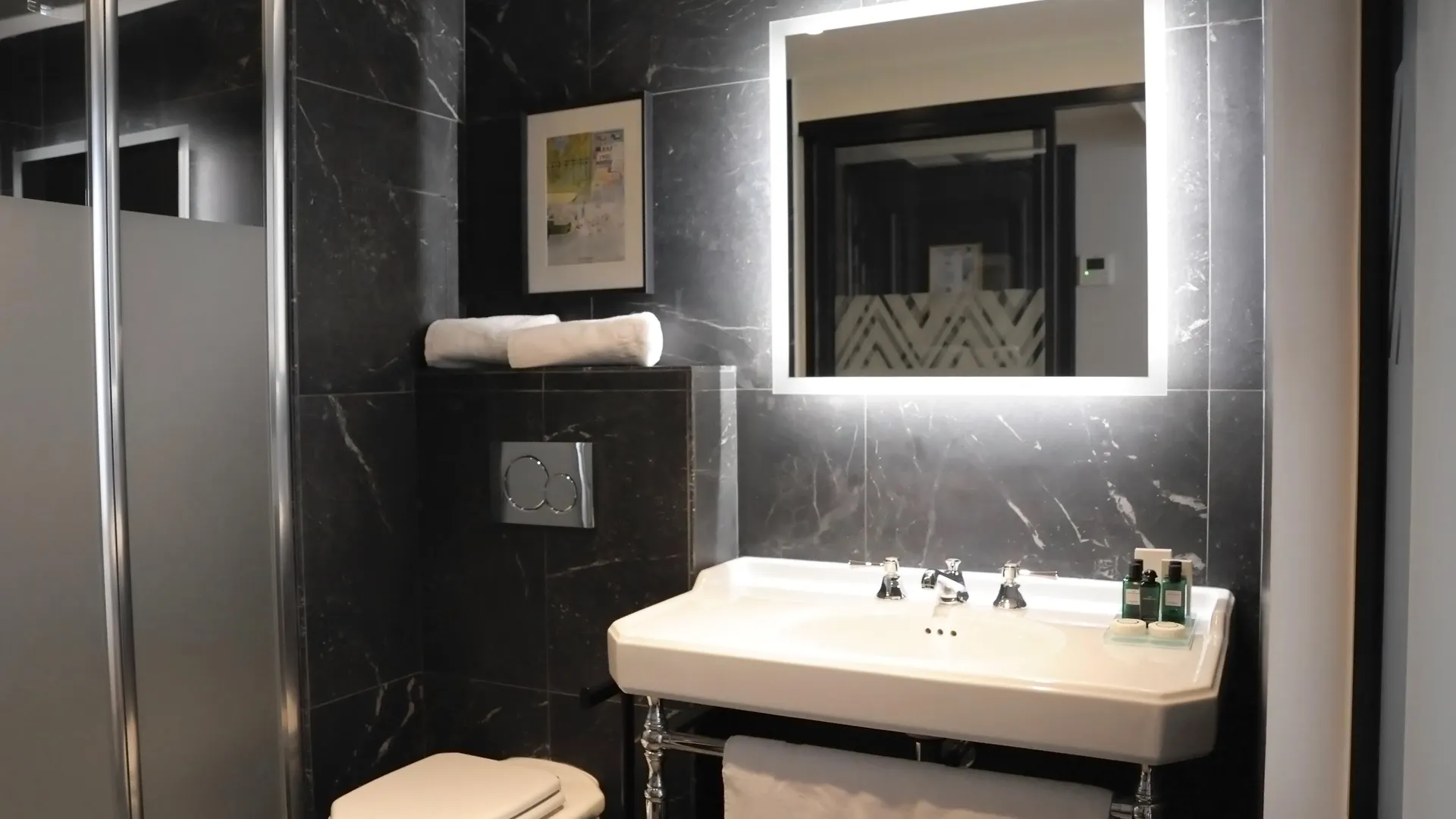 Mom'art Hotel