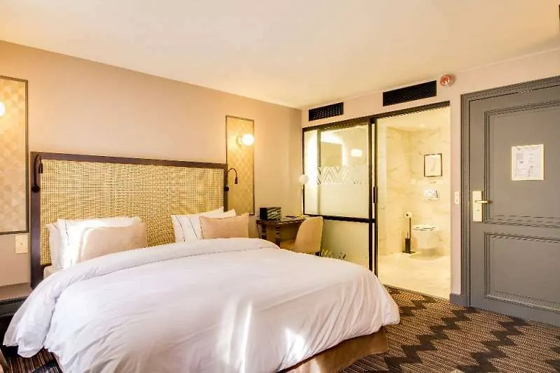 Mom'art Hotel 4*